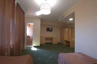 Отель Advenus Hotel Львов Просторный двухместный номер с 2 отдельными кроватями-5